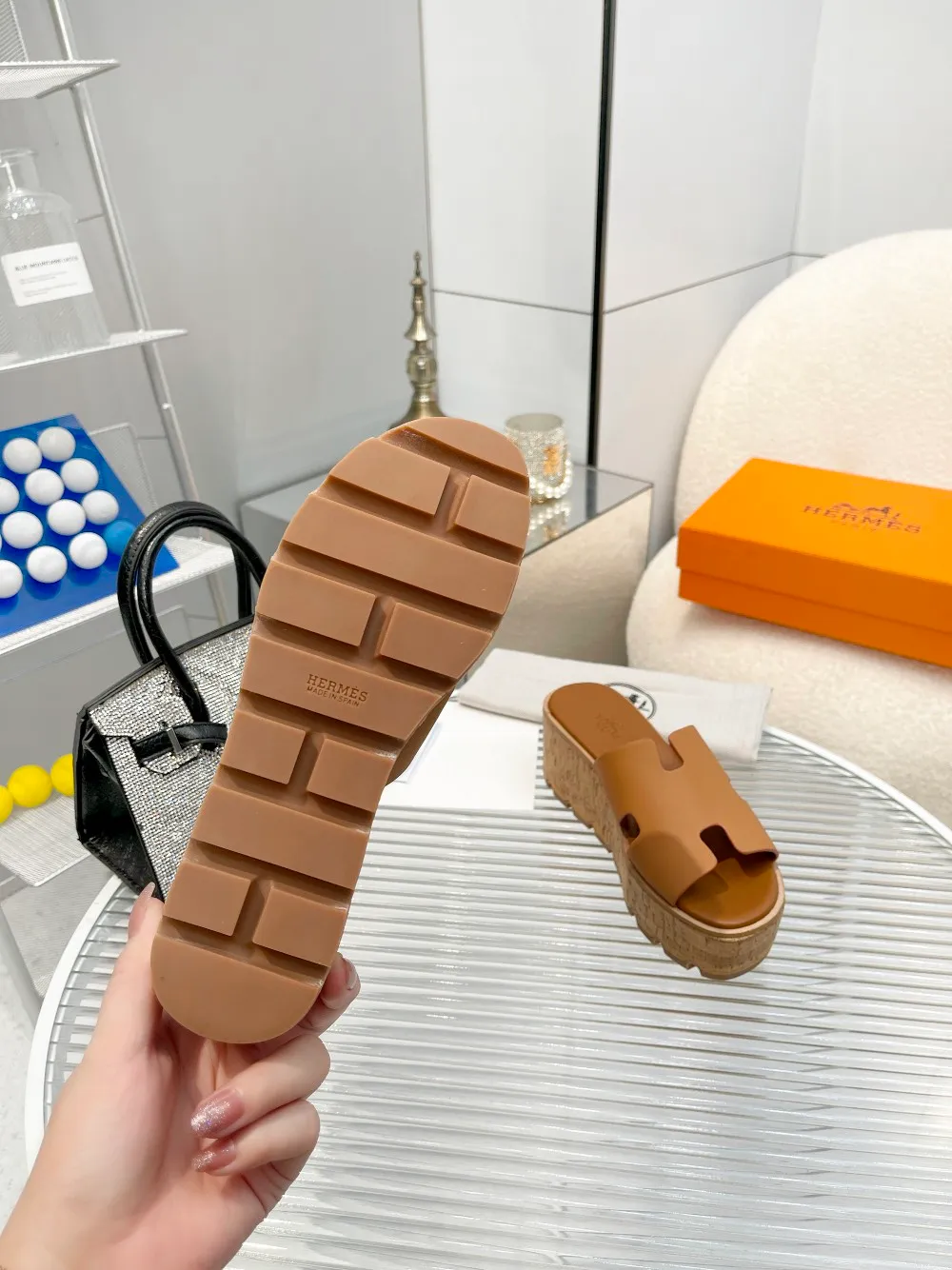 👟👟Ex-factory price 540👟👟 High version of the 2024 spring and summer new HERMES Hermès counter new style. The wedge-heeled Erjiu sandals and slippers, which have been extremely popular recently, are paired with various colorful socks. They are very trendy. Upper: cowhide. Outsole: technological imitation wood sole. Heel height: about 7cm. Size: Female 35-41 (40/41 non-refundable and non-exchangeable)
